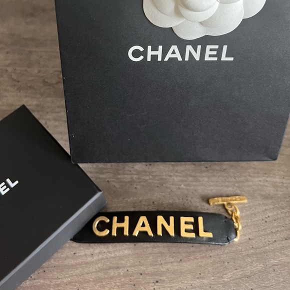 authentic Chanel leather strap bracelet - Picture 3 of 10